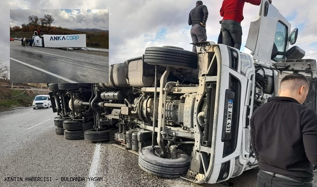 KAYGANLAŞAN YOLDA TIR DEVRİLDİ 1YARALI