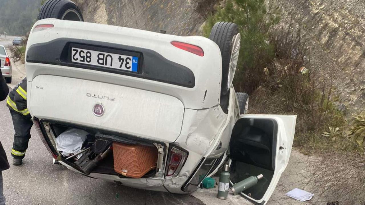 ARAÇ YOLDAN ÇİKİP DEVRİLDİ
