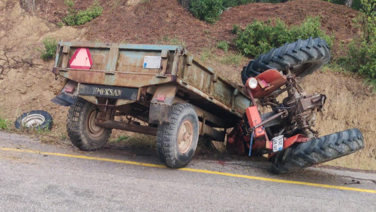 TRAKTÖR ŞARAMPOLE DEVRİLDİ