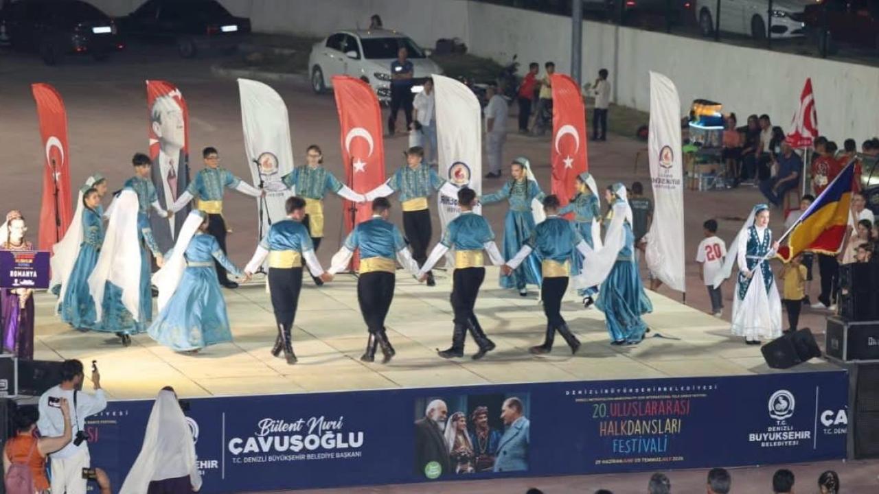 HALK DANSLARI BÜYÜLEDİ